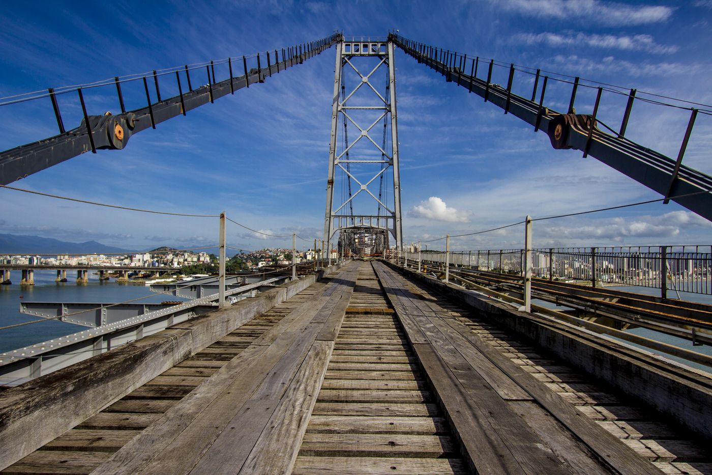 Obras de restauro no tabuleiro da Ponte Hercílio Luz. Florianópolis, 10 de junho de 2014.