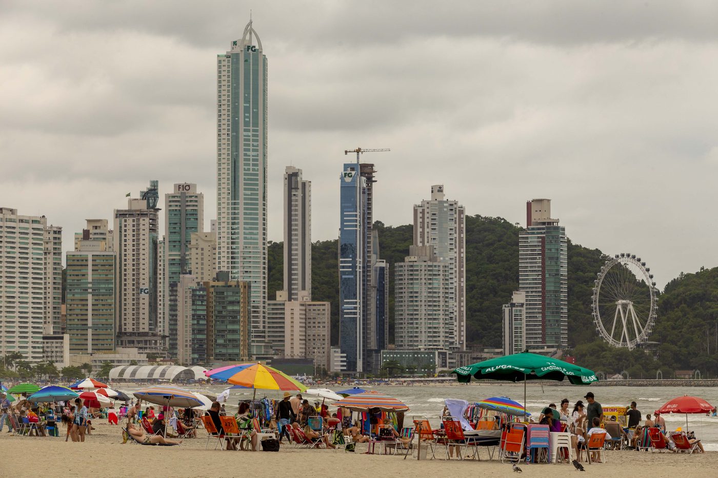 A faixa de areia ampliada diante da verticalização da orla. Balneário Camboriú, dezembro de 2022. Foto: Flávio Tin/Folhapress.