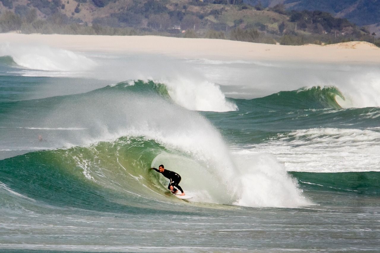Surfista dentro do tubo na Guarda do Embaú, Palhoça, Santa Catarina.