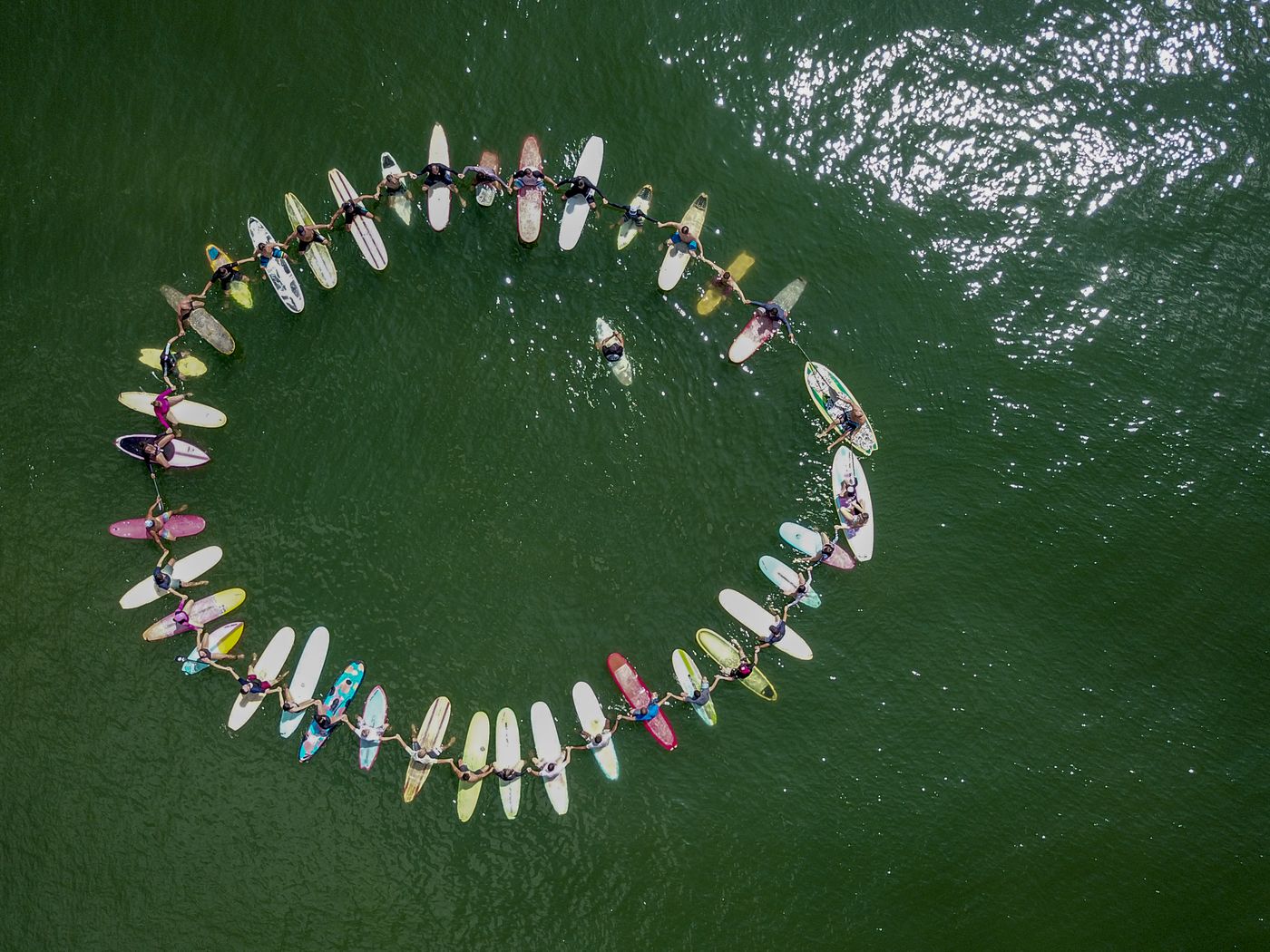 Círculo de remada em homenagem no mar, registrado de drone. Litoral de Santa Catarina, novembro de 2020.